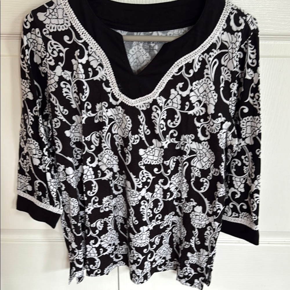 Croft & Barrow Black and White Graphic 3/4 Sleeve Blouse